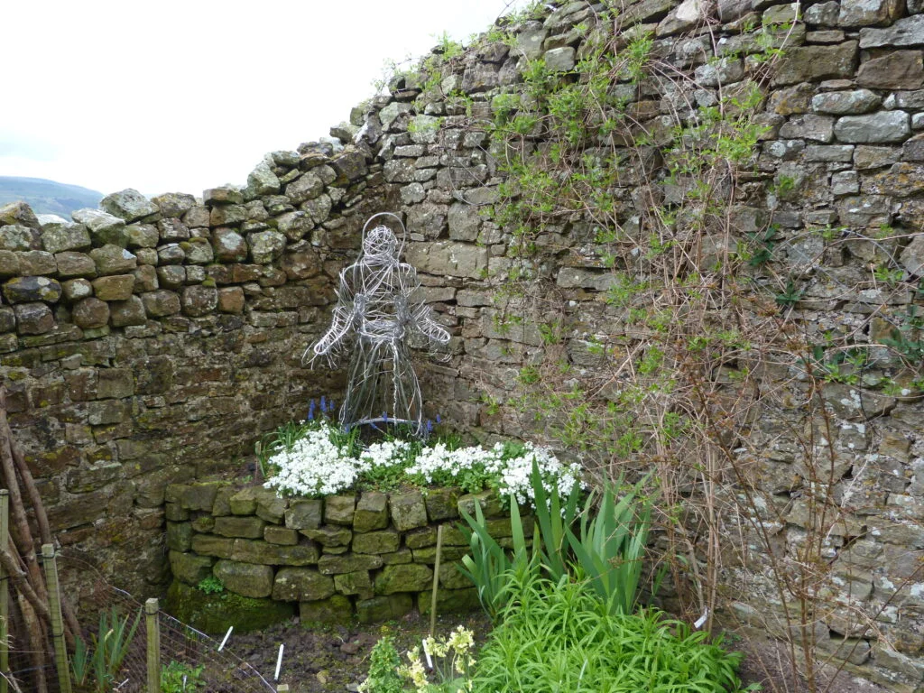 Mary-garden-statue-bolton-castle