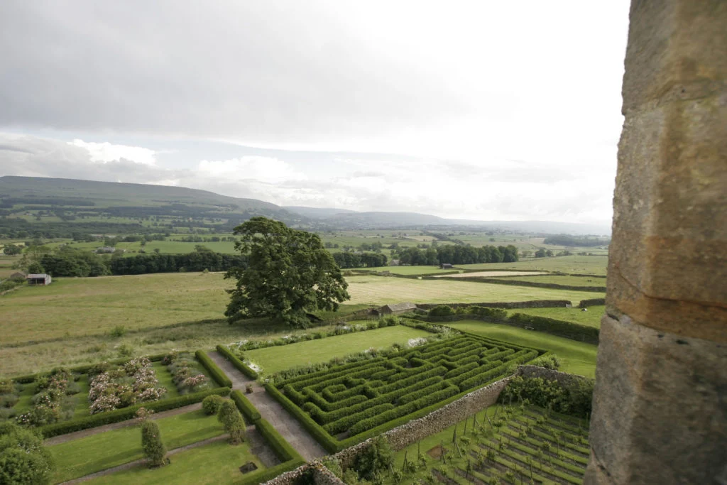 maze-garden-bolton-castle