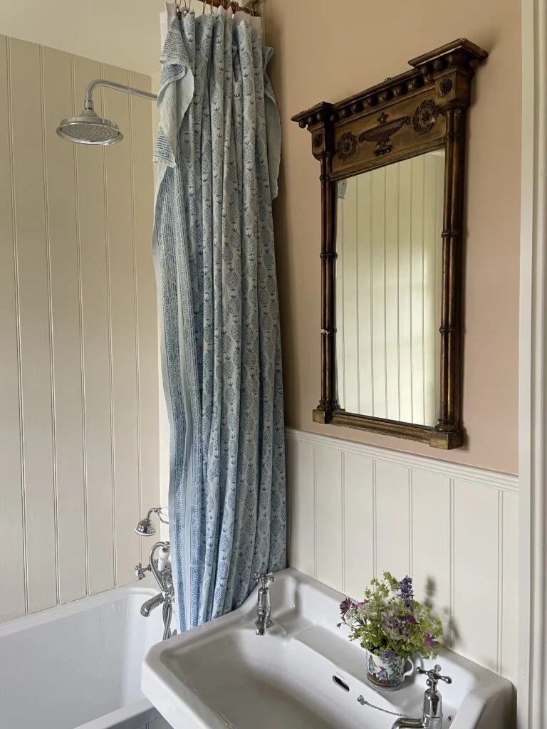 the-cooks-flat-shower-and-sink
