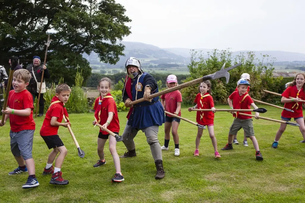 enactor-teaching-children-about old-weapons