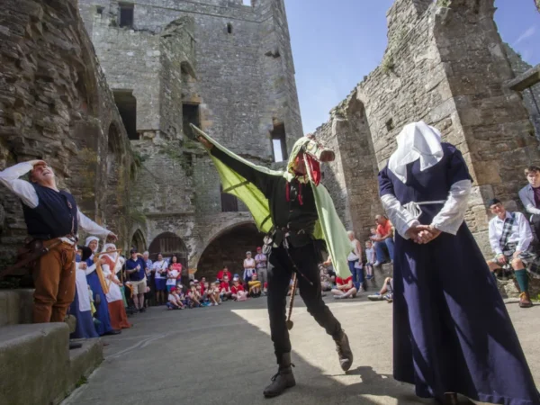 enactors-acting-a-dragon-scene
