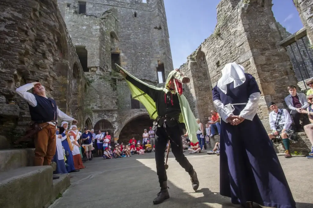 enactors-acting-a-dragon-scene