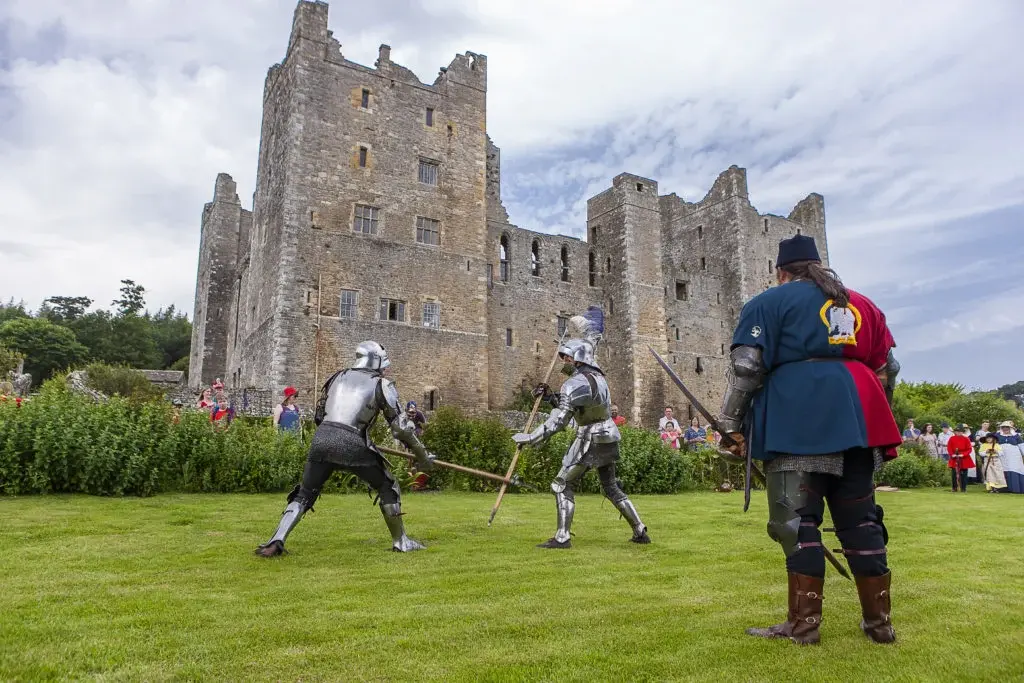 two-enactors-in-armour-battling